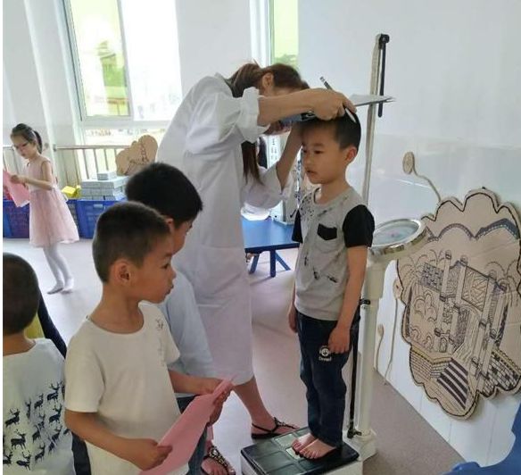 2岁儿子身高70厘米,爸妈带去检查后,医生瞒着