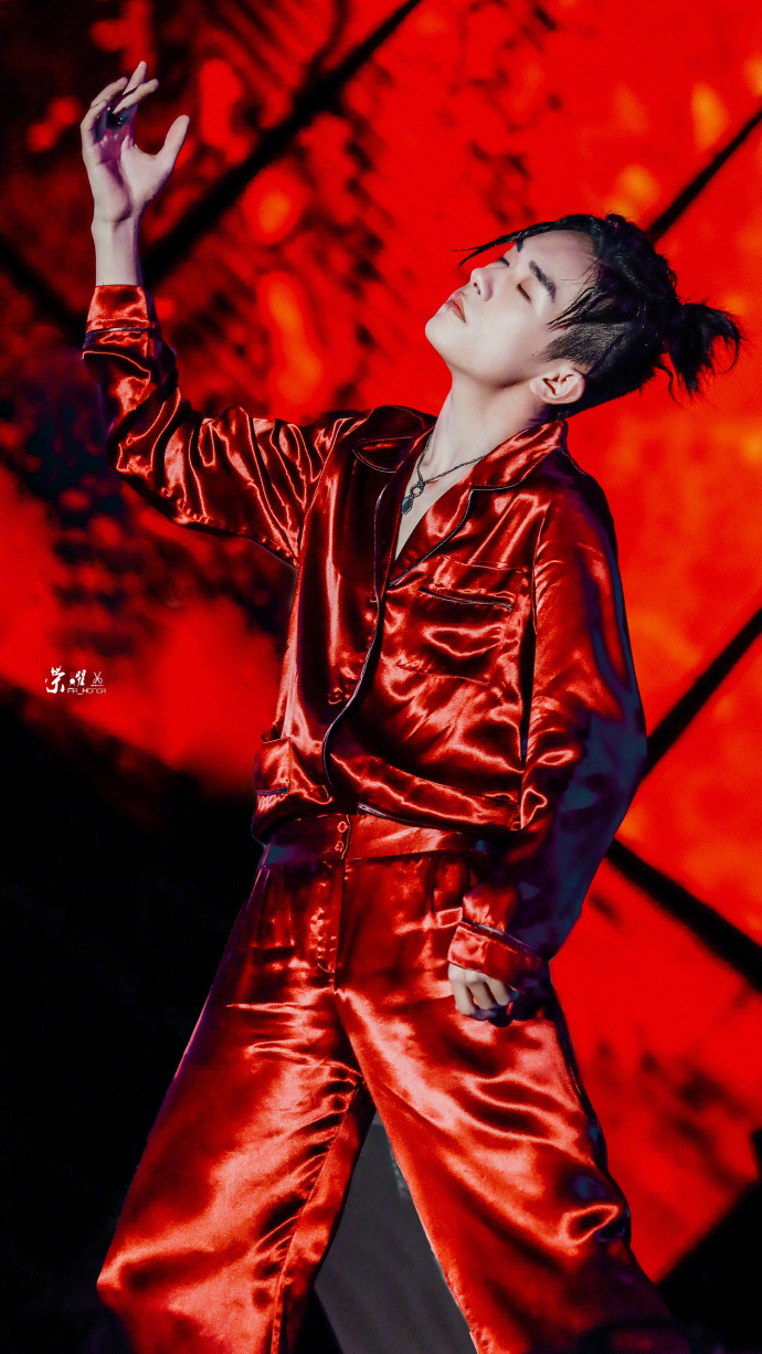 千玺红色的壁纸图片
