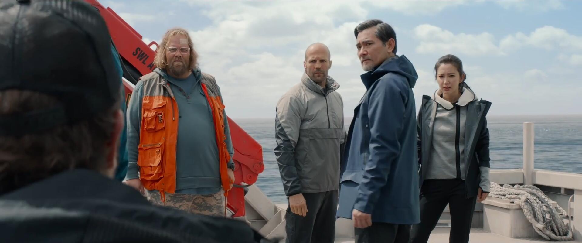 杰森•斯坦森成无敌猛男,和巨齿鲨恶斗也是很有一套