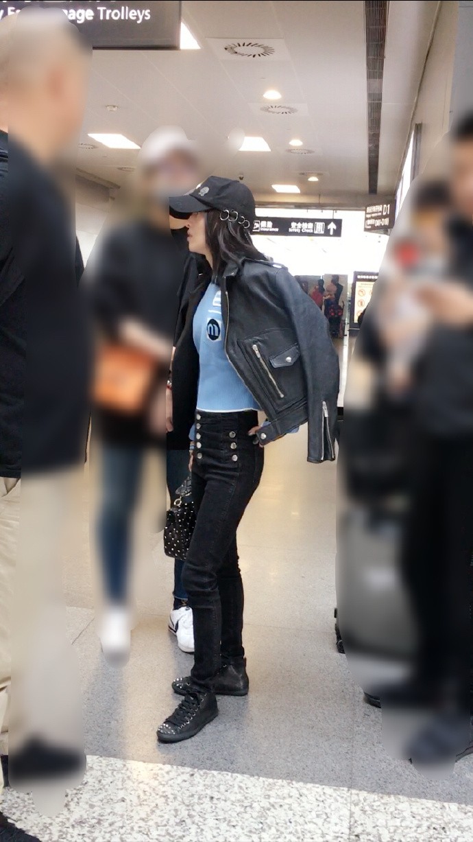 张韶涵戴帽子披外套气场超足现身机场 身材娇小惹人怜
