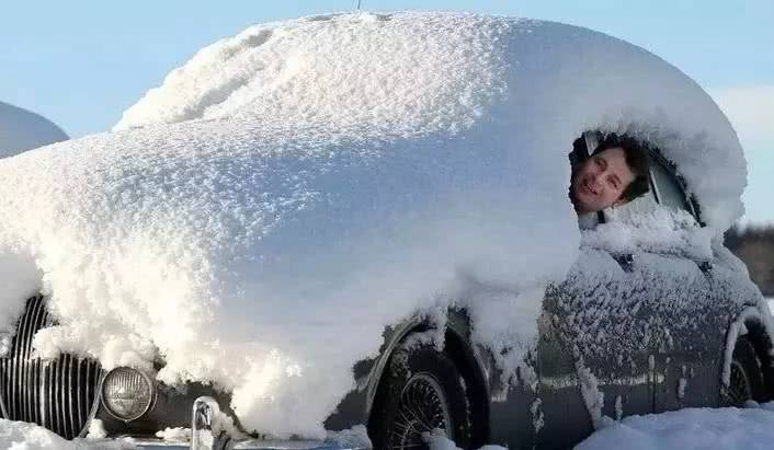 不知道是因为什么原因,俄罗斯的雪看起来特别的白,图为走在"冰雪世界"
