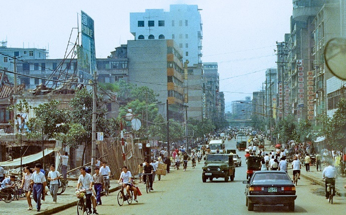 你们能认出这些90年代初的老照片上的城市都是哪里吗?