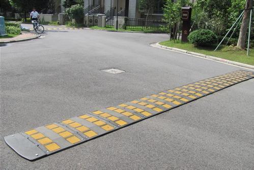 补烂路增减速带 民生小事一月内办妥