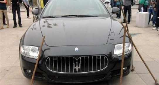 老公送女朋友百万豪车被发现, 媳妇现场把玛莎拉蒂砸了