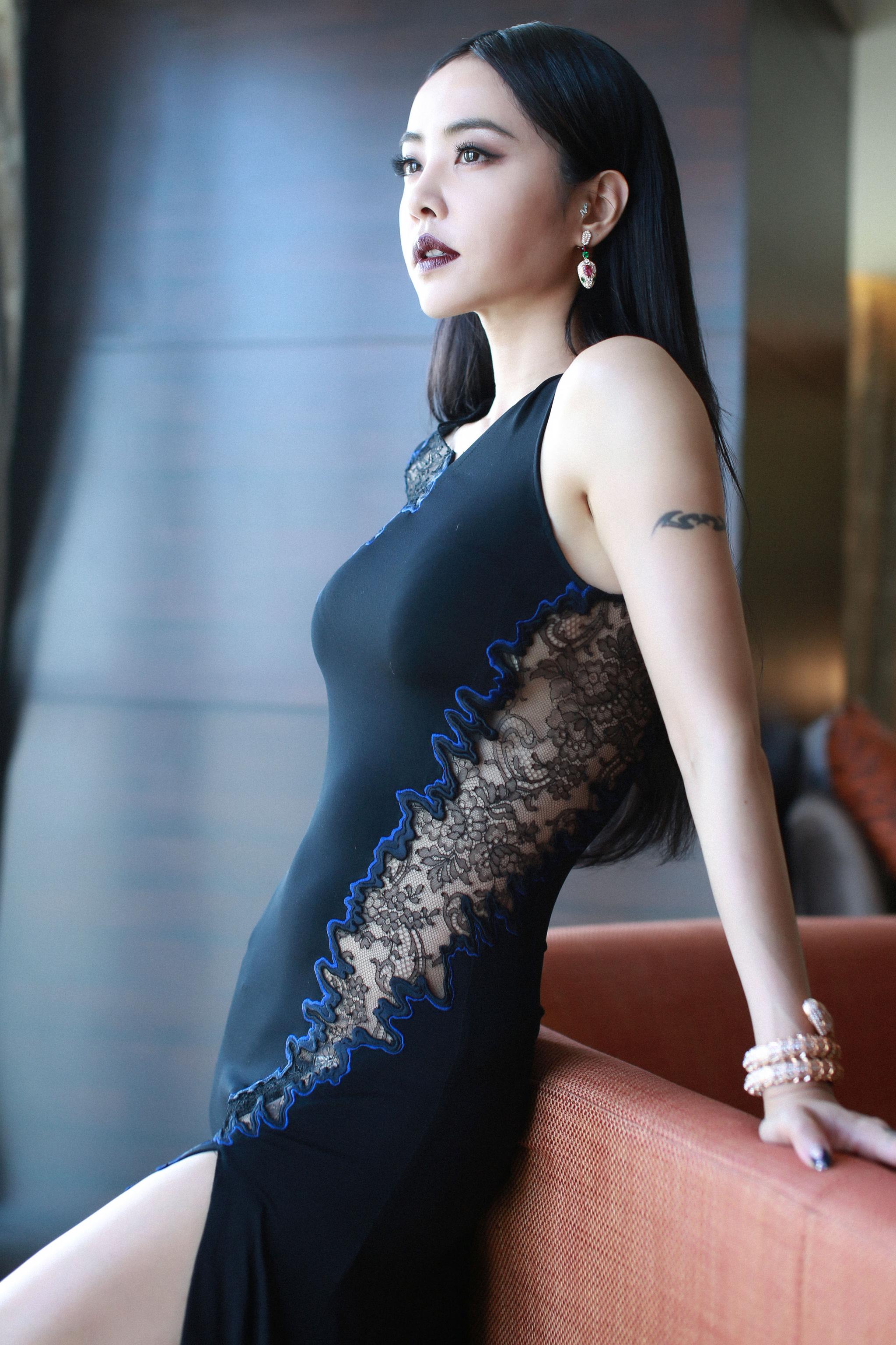 蔡依林 高开叉礼服裙性感妩媚出席活动，侧面的蕾丝镂空太诱人