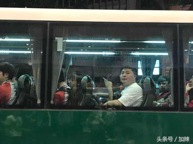 LPL选手参加亚运会穿MSI出征服被指没牌面,网