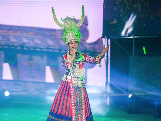 爱心公益形象大使苗族青年歌手阿蕾倩公益献