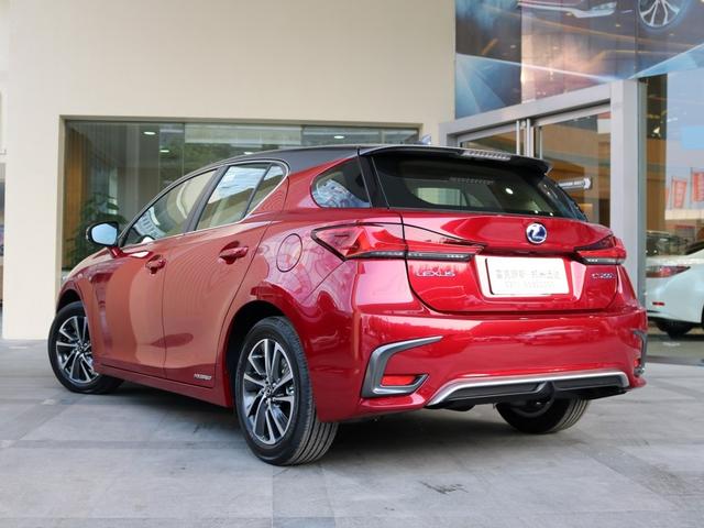 手握22万还在考虑迈腾？这豪车纯进口，全系标配10气囊，油耗4毛