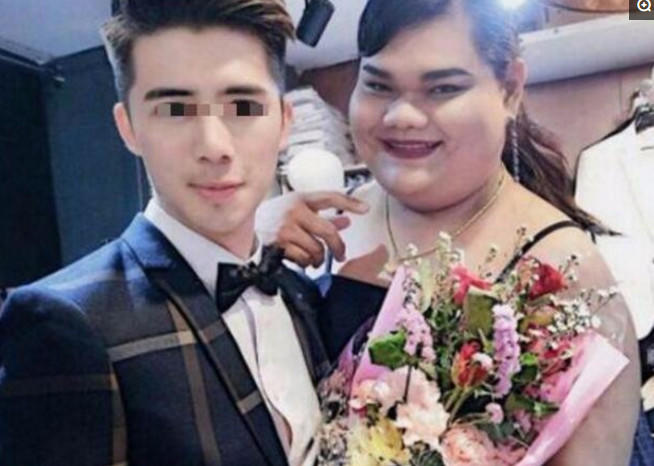 金哥后泰国又出最丑网红,身边小鲜肉云集,网友