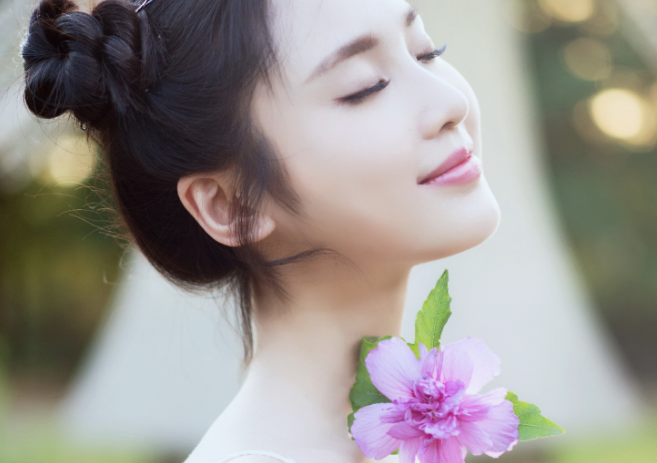张艺谋又收新谋女郎，颜值也是数一数二的！她到底是谁呢？