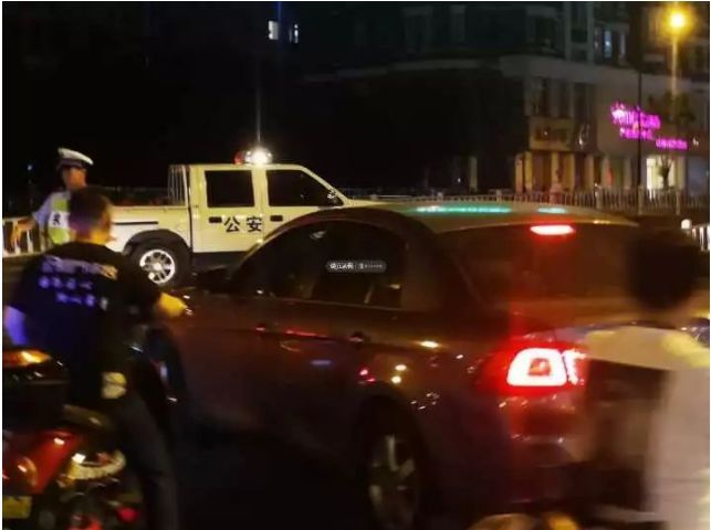 杭州失控奔驰撞人4死13伤!是女司机个人原因,
