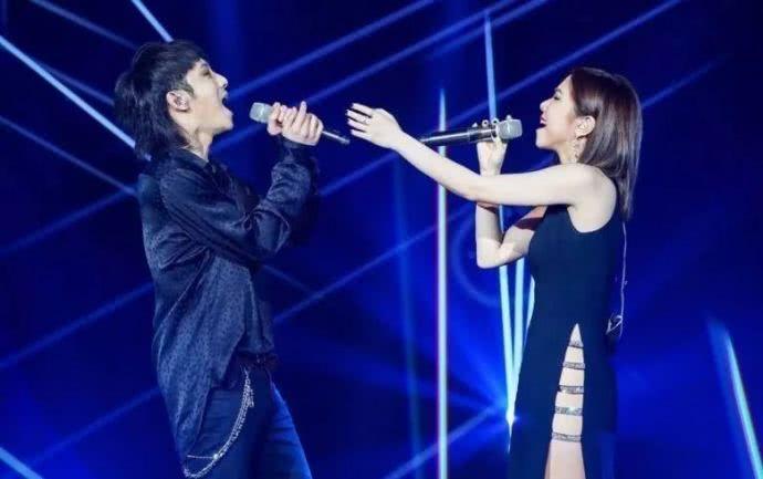 邓紫棋帮唱《歌手》真的没穿安全裤? 晒高清图