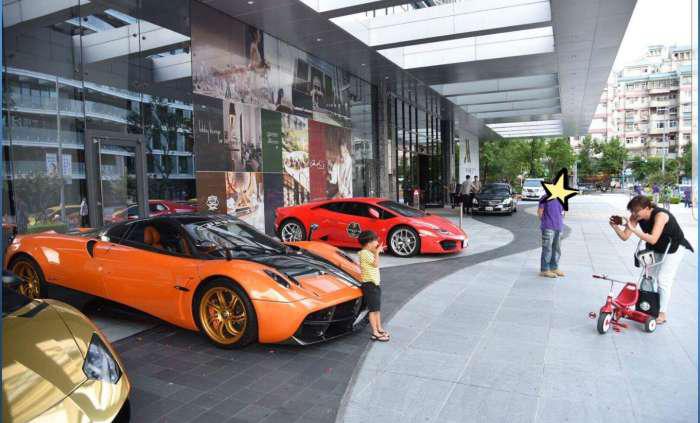 小孩靠着千万跑车拍照, 台湾车主发怒, 咆哮: 想将其“碎尸万段”