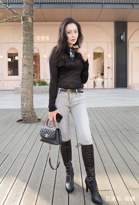 街拍:图4小姐姐紧身裤勒出的形状,你老公晚上