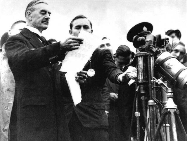 二战这个英国首相被称为英奸, 看他跟希特勒