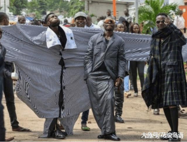 一个连饭都吃不饱的国家,虚荣心却如此强,穿金