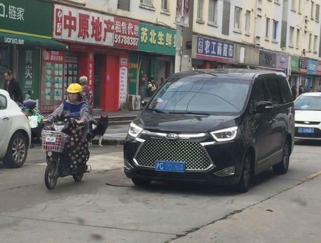 街头实拍江淮瑞风M6, 外观霸气不输埃尔法, 售14万丰田都懵了