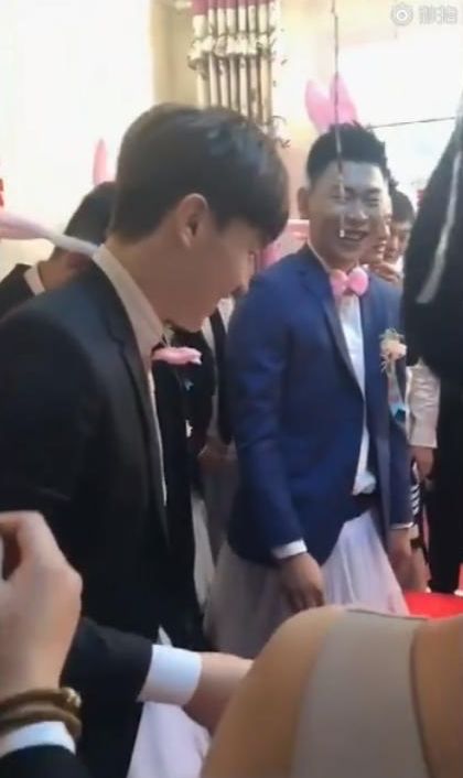 邓伦回老家给发小当伴郎,穿上伴娘小白裙的他