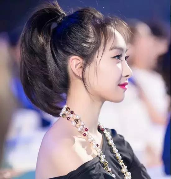 内卷高马尾 龙须刘海   下图宋茜的马尾辫算是教科书级别的了,扎的