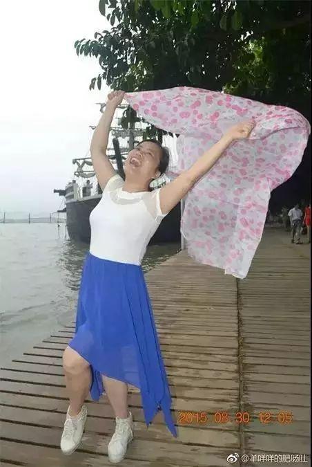 中国大妈时尚标配:丝巾、凉帽、太阳镜,网友:仿