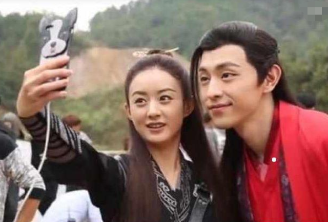 看了赵丽颖、baby、热巴和邓伦的合照,才明白