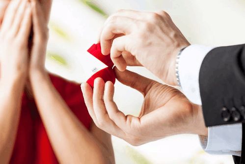 结婚时我妈给了10万陪嫁,婚后老公想买车,取钱