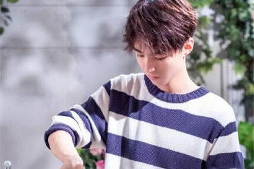 王俊凯签到吃肉打卡,王源答疑零食不断,陈立农