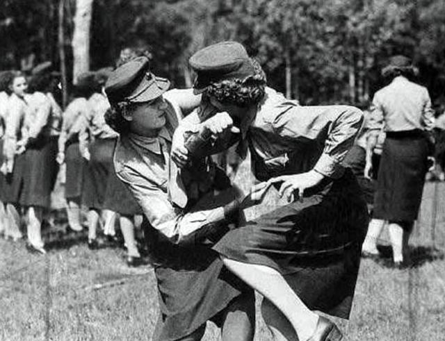 二战时期, 为何苏联女兵只能穿裙子上战场, 不敢违抗