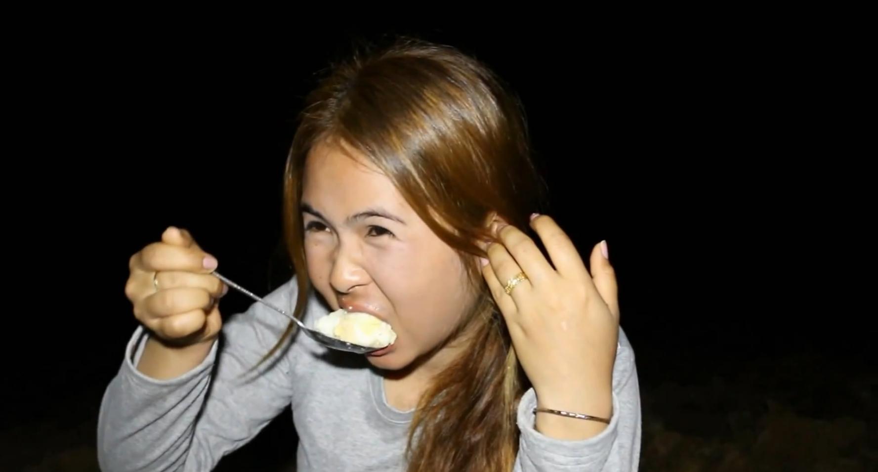 柬埔寨女孩用冬瓜当锅煮糖水鸡蛋, 摆出的造型