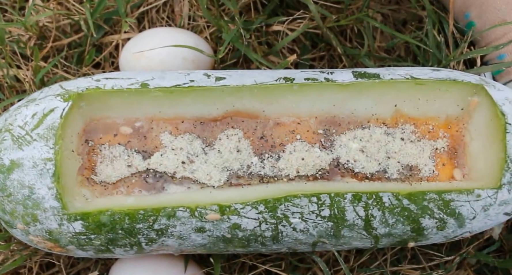 柬埔寨女孩用冬瓜当锅煮糖水鸡蛋, 摆出的造型