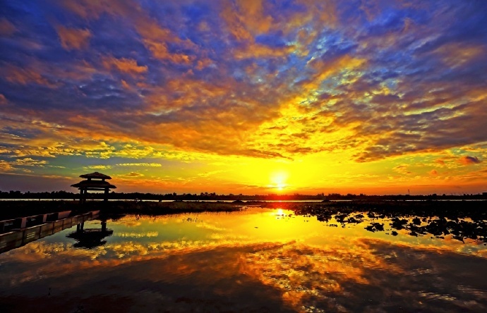 不管人间是与非,白云流水自相依