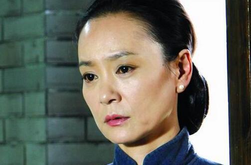 20年前的他抛妻弃子，如今落魄却登门乞求原谅，网友：他不配