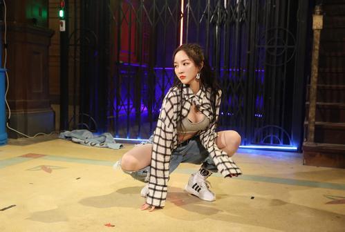 风水轮流转!曾是后辈的王嘉尔，如今成了前辈孟佳的导师