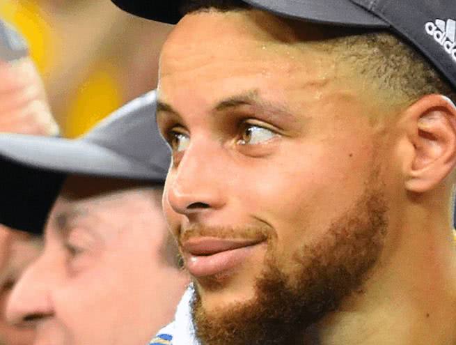 就不给库里?杜兰特抢走FMVP,库里在苦笑,而联