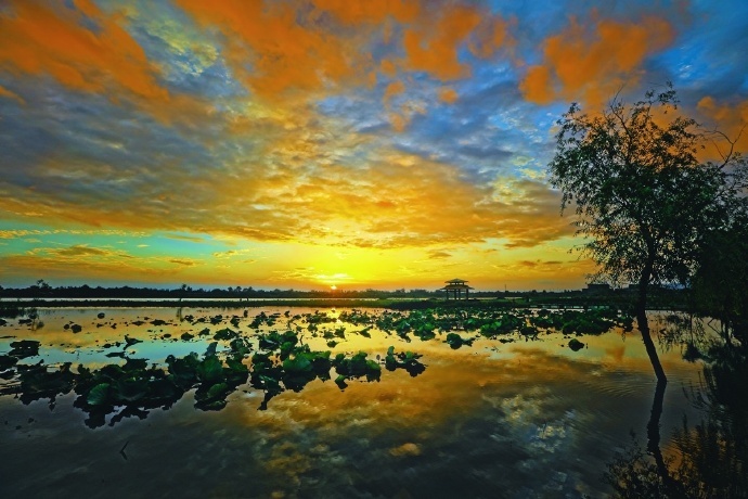 不管人间是与非,白云流水自相依