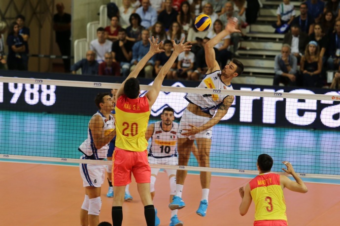 全主力出战!中国男排0:3不敌意大利,发球一项两