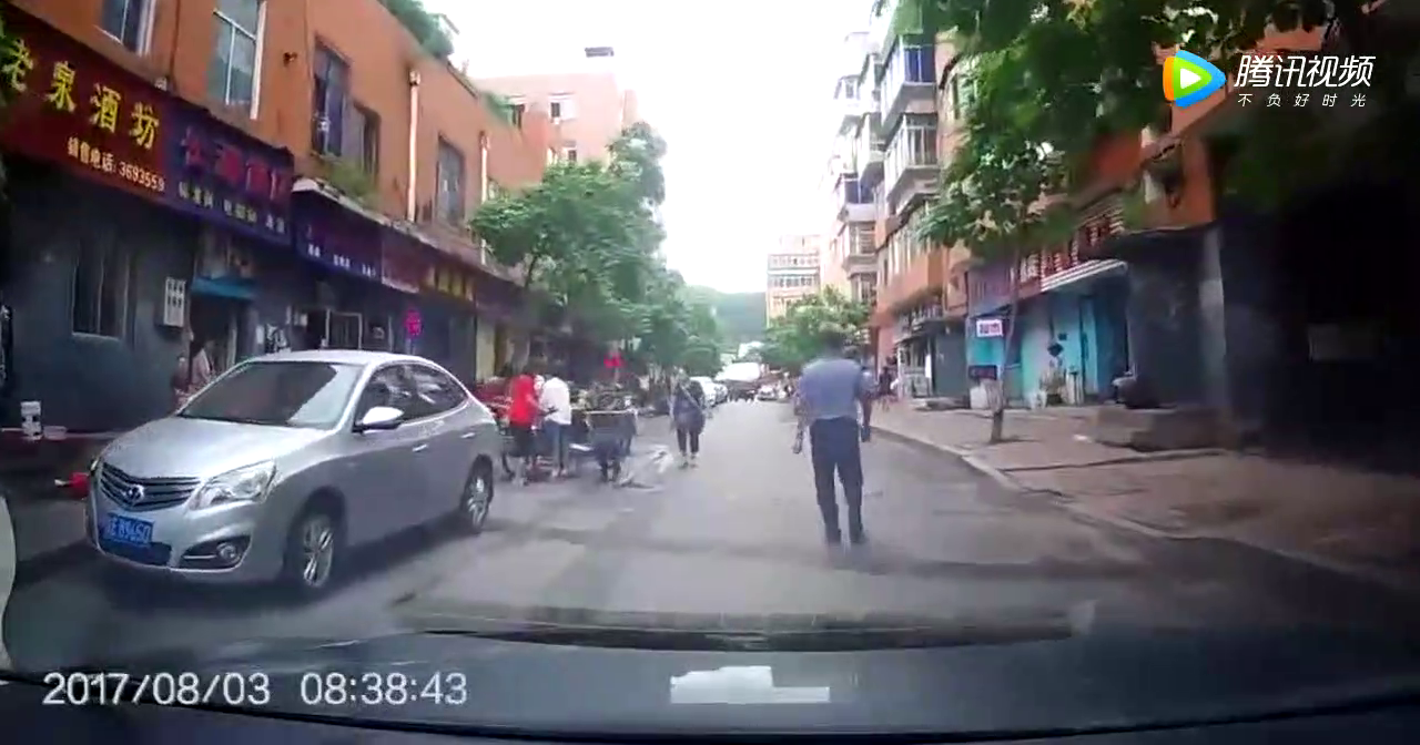 监控拍摄：电动车和轿车相撞后，骑车女子的造型令我尴尬了