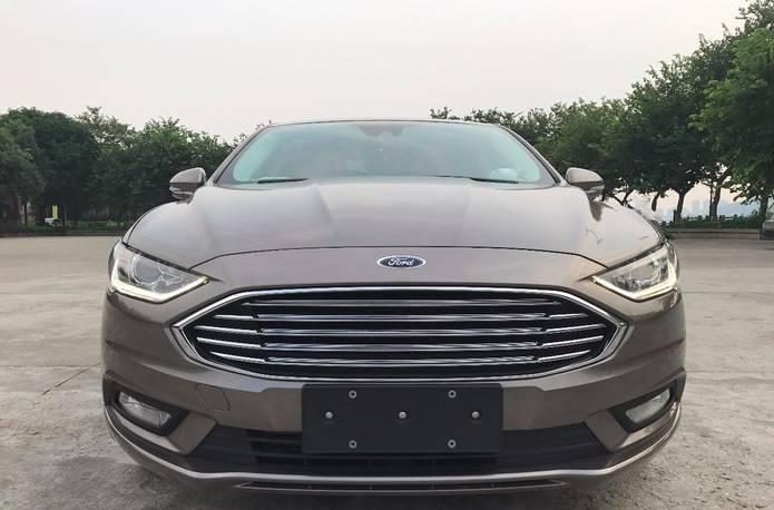 买了车朋友都来庆祝   怎么还有送防毒面具的