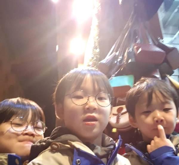 还记得宋家三兄弟吗?曾经的表情包已经长大啦!可爱基因超强