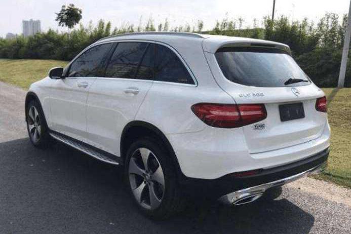 这辆“奔驰”售价仅5万，这辆车的前脸GLA，车尾GLC！