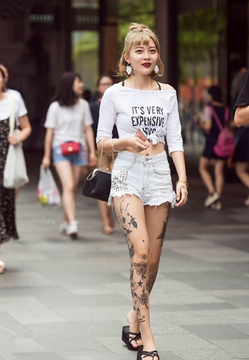 纹身街拍: 回头率绝对百分百的一对情侣