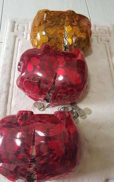 夫妻离婚分财产,将几年的存钱罐割开,倒出的硬