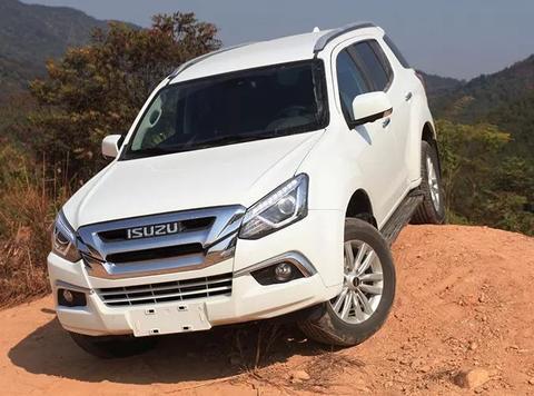 这款硬派SUV改款后更时尚了，更换小排量发动机，动力不降反升