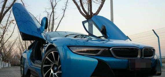 富二代花200万买宝马超跑, 出门去载美女, 可一进车内却尴尬了!