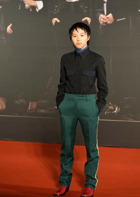 窦靖童洗掉死亡风纹身,文艺范十足,穿棉麻走