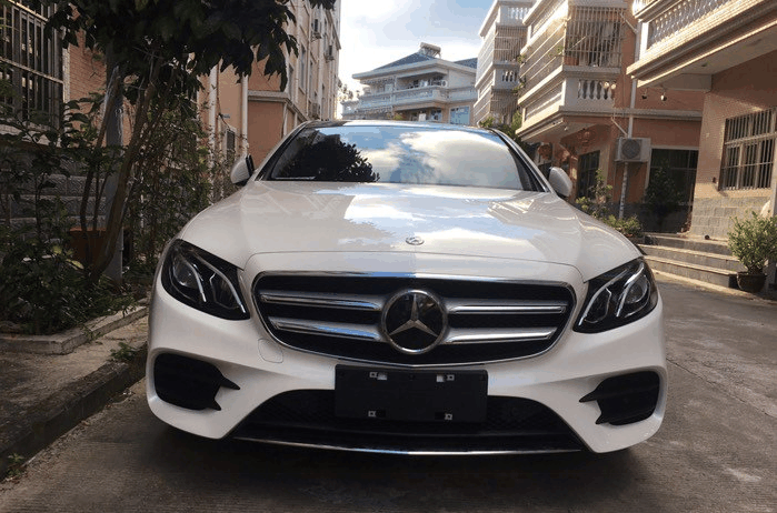 小伙花55万买辆奔驰E300L, 停在奔驰C级旁, 老婆直呼分不清楚