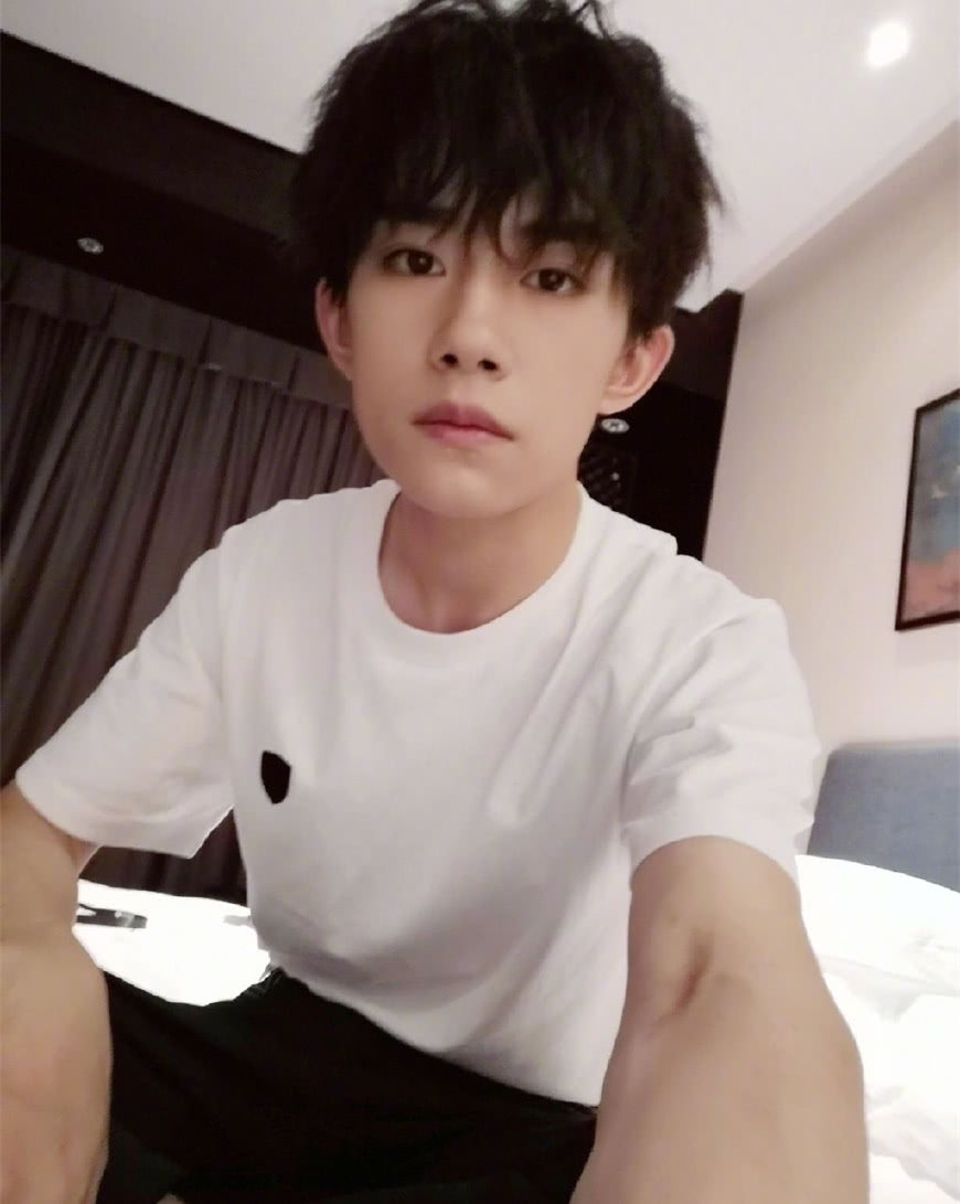 易烊千玺小时候照片