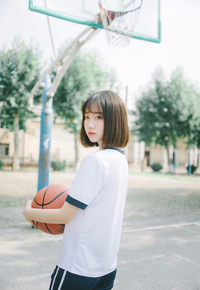 摄影美女美图:短发美女校花运动服短裤,爱运动的女孩.