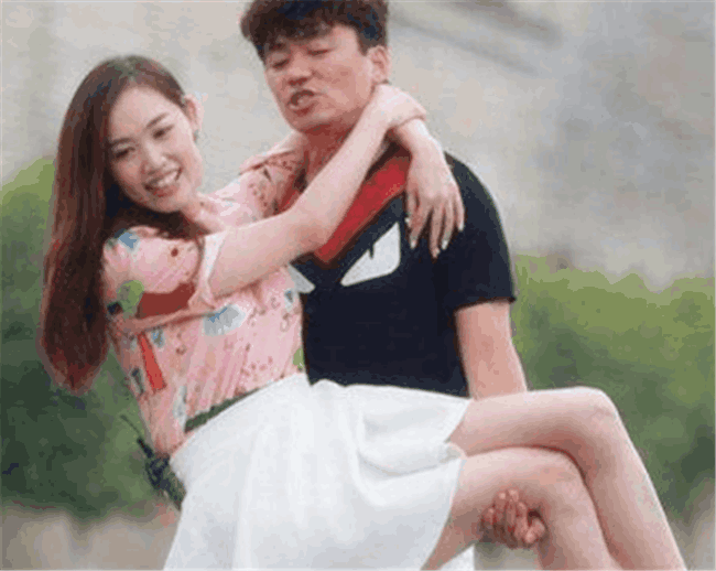 王宝强新女友正脸曝光, 面相太凶, 网友: 一看就