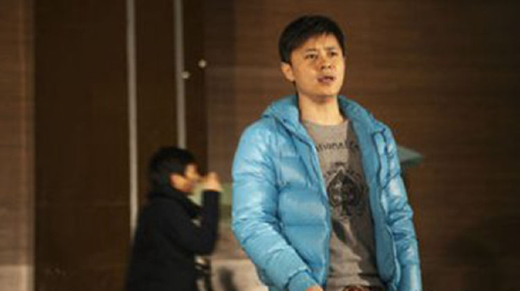 曾是歌坛最红歌手,多次登上春晚,如今却沦落成